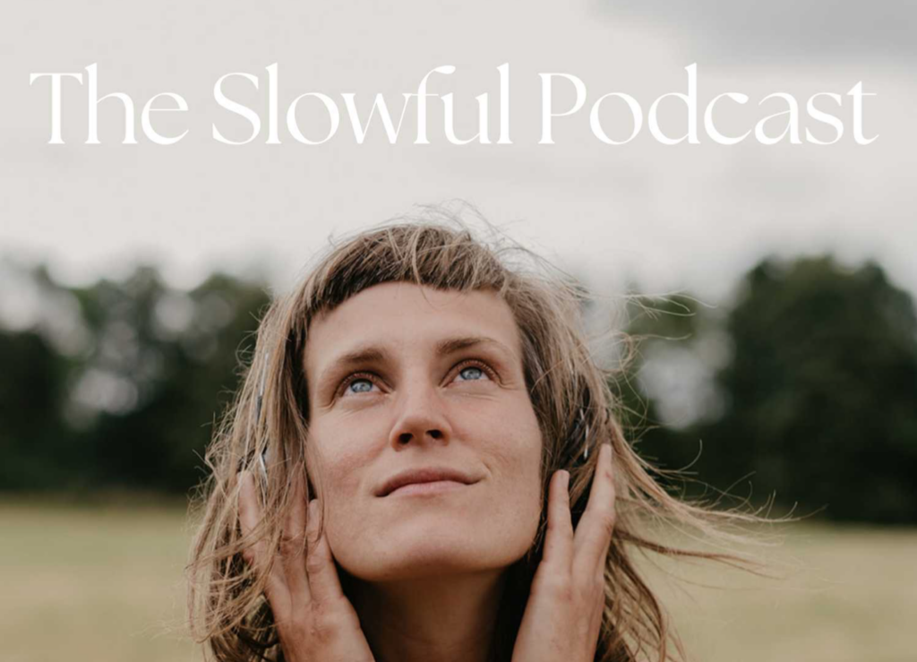The Slowful Podcast - Britt De Jonghe staat in de natuur met een hoofdtelefoon op